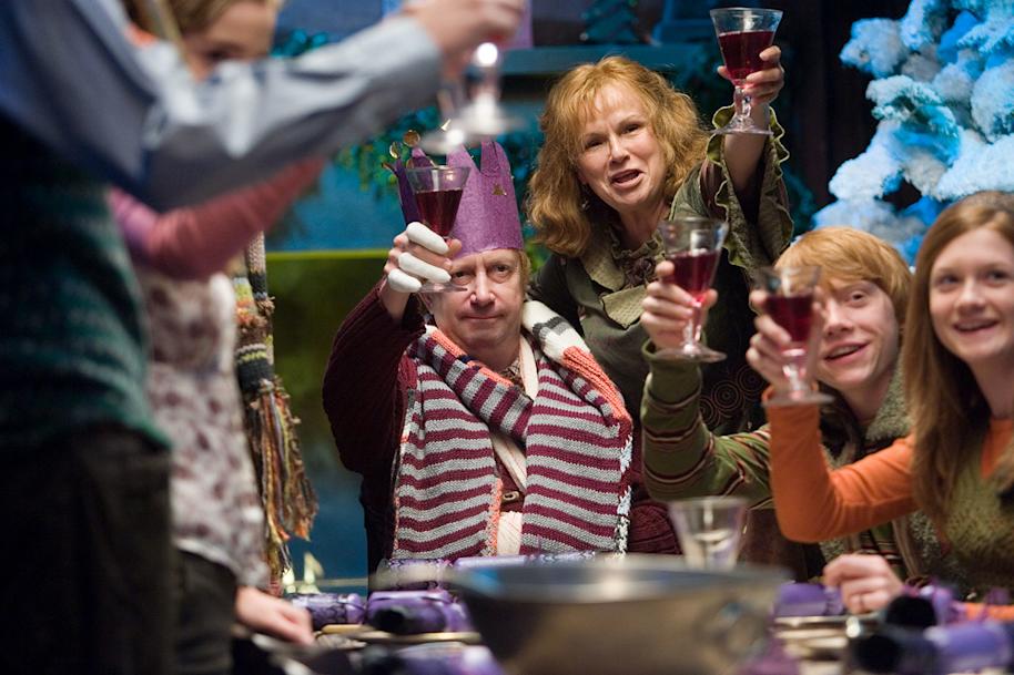 HP5-weasley-family-toast-to-christmas-web-landscape